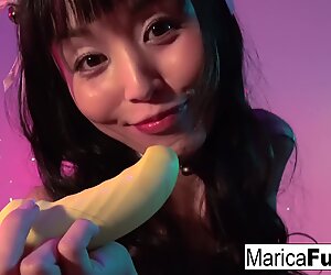 Marica Hase nhận được một hộp quà chứa đồ chơi tình dục để sử dụng!