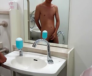 Ragazzo giapponese nudo e pisciare in bagno pubblico
