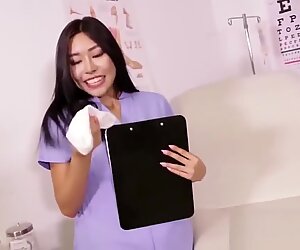 Asiatisk sykepleier fotgudinne viser sykepleier føtter