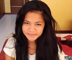 Filippinska tonåring sugning stor vit kuk