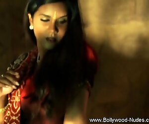 Ινδή μιλφ μωρό is awesome when she dances