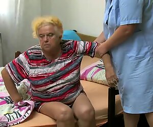 Dojrzała kobieta używa wibratora na pulchne babunie