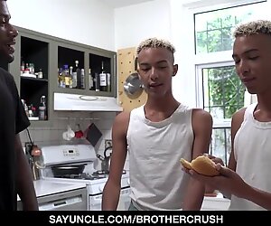 Brothercrush - at blive slikket og kneppet af Min identiske yngre stedbrødre
