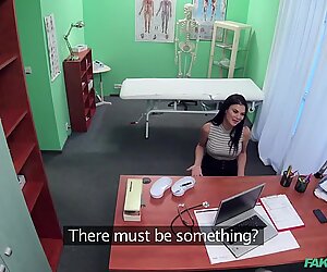 Маторке бринета Јасмин Јае са великим лажним сисама јебена од њеног доктора