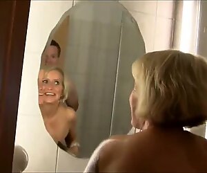 Alman olgun kadın duşta anal
