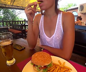 Jedenie burgeru a odhaľuje nahé telo v kaviarni priehľadné tričko no podprsenka (teaser)