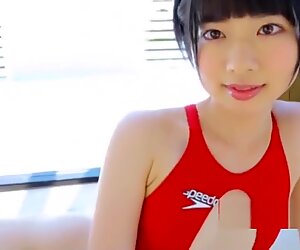 Rin sasayama mooi tiener plaagt in haar zwempak prachtig meisje buigt in veel pos