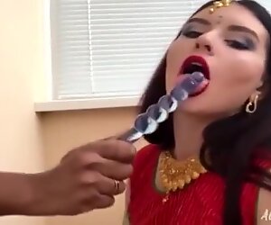 Bella ragazza bianca sexy si veste in abito indiano e succhia verga (3/3) cockcain video esclusivo