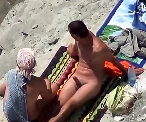Due coppie nude sulla spiaggia si divertono in modo sexy