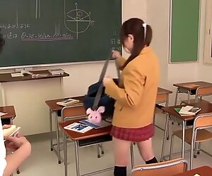 Dio giapponese adolescente puttana Miku Airi ha una bocca enorme sborrata in faccia
