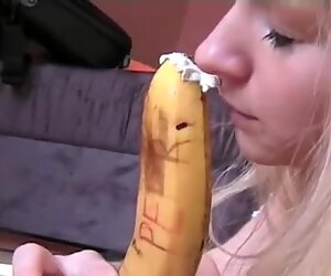 Deutsche fettsau schiebt sich banane ins aschloch！