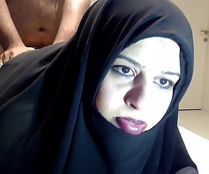 Grassa donna musulmana scopa a casa