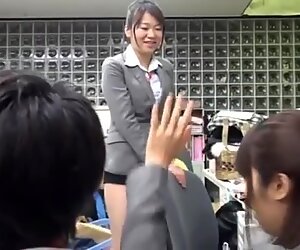Asiática en falda demasiado corta! ¡incluso otras muchachas son manoseadas sus culos en el trabajo!