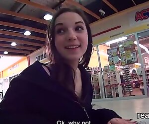 Smukke tjekkisk teenager bliver fristet i indkøbscenteret og skruet i første persons synsvinkel