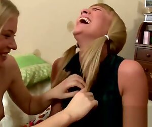Sexy blonde lesbiennes kussend en raken hun borsten aan!