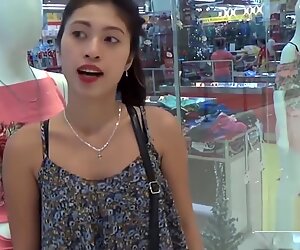 Η φιλιππινέζα πόρνη παρασύρεται στο τοπικό εμπορικό κέντρο για να έρθει σπίτι για καυτή δράση