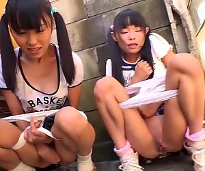 Liten japansk skolflicka som äter glas