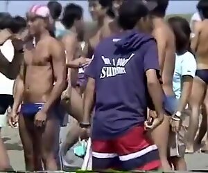 Sneak shot плуване sports men's on the beach - maniac
