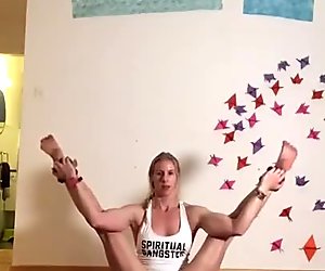 Yoga femme mûre, sport pied-de-biche, culos pied-de-biche y godemiché