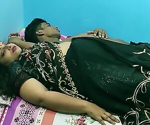 هندية بنات زوج الأم الساخنة ممارسة الجنس في منتصف الليل مع أخ غير شقيق