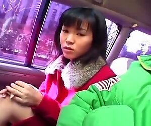 Gostosa asiática bébé no carro se divertindo parte1