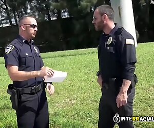 Biltyv får sin røvhul defenestreret af liderlig bøsse politi stor pik