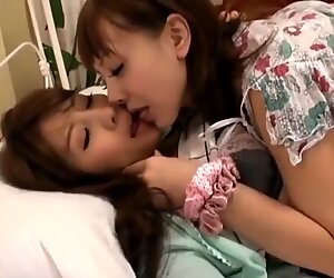 Stevige japanse lesbiennes kussend