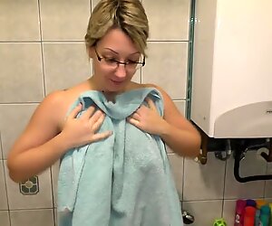 Femei plinuțe milf blonda bonnie wilde showers before she lays down in her bed and grabs her toy.