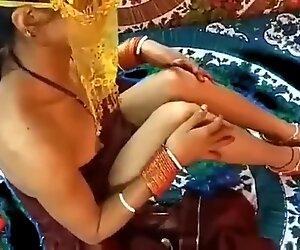Indky bhabhi kurva na karwachouth , kundička se rozšíří