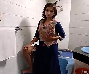 Индијски тинејџери сарика са великим грудима у туширању