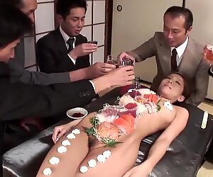 Cam2real.ir - forretningsmænd spiser sushi ud af en nøgen due krop