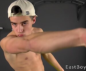 Sexet muskel dreng - nøgen fitness casting