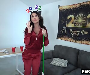 Vú khủng mẹ kế (má mì quyến rũ) Nina Dolci vốn là một kẻ nghiện tình dục thẳng thắn