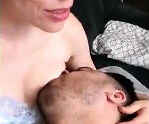 Moglie ottiene un doppio orgasmo dall'allattamento al seno del marito
