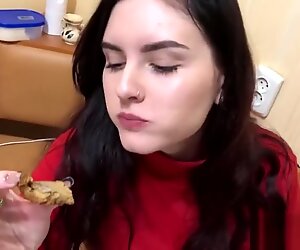Alyssa quinn houdt van indiaanse cumcake en eet al het sperma op van geluk