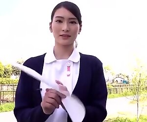 Mooi japans meisje verleidt uitvoerende man voor seksuele affaire in magische spiegel