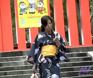 Japonés boob sharking acción con un lindas moza en un kimono