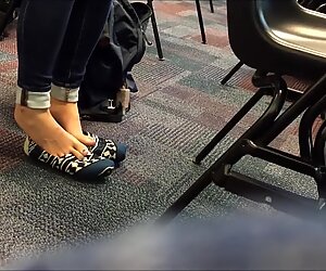 Candid japoneza fata toms shoeplay in class