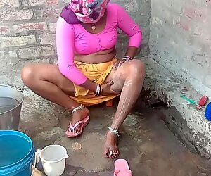 Индийское бхабхи с большими сиськами принимает ванну на улице