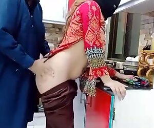 巴基斯坦人妻子的肛门在厨房里性交，而她正在使用清晰的音频