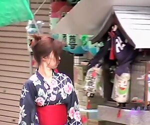 Älskvärd japansk geisha blir inblandad i riktigt rykande hajarscen