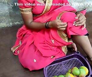 Indisk fattig pige sælger en mango og hårdt skide
