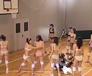 아시아인 소녀들은 벌거벗고 농구를 한다