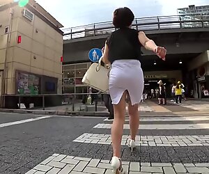 Maman japonaise salope en jupe blanche