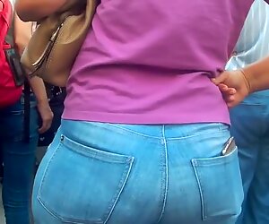 Niesamowite duże tyłki dojrzałe mamuśki w obcisłych dżinsach