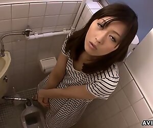 Саки Айба - японская девушка мастурбирует без цензуры